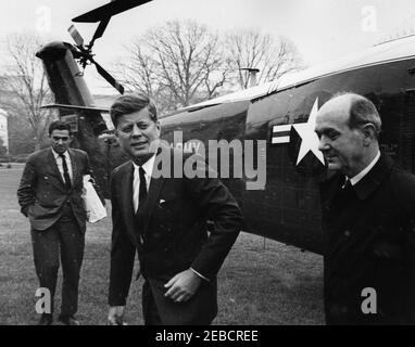 Begrüßungszeremonie nach der Rückkehr der US-Delegation zur Konferenz von Punta del Este, 2:10pm Uhr. Präsident John F. Kennedy begrüßt Außenminister Dean Rusk (rechts) vor einem Hubschrauber der US-Armee, während Minister Rusk von der Konferenz in Punta del Este in Uruguay zurückkehrt. Sonderassistent des Präsidenten Richard u201cDicku201d Goodwin steht auf der linken Seite. Fallender Schnee ist sichtbar. South Lawn, White House, Washington, D.C. Stockfoto