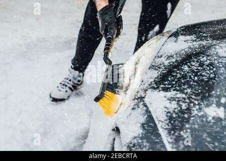 Schnee mit gummibürste vom auto reinigen