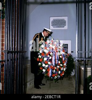 Marine Aide zum Präsidenten Kapitän Tazewell T. Shepard, Jr. stellt einen Kranz an George Washingtonu0027s Grab, Mt. Vernon. Naval Aide to the President Captain Tazewell Shepard, Jr. platziert einen Kranz am Grab von Präsident George Washington, Mount Vernon, Virginia. Stockfoto