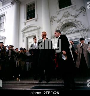 Empfang für Astronaut John Herschel Glenn, Jr., 11:55am Uhr. Präsident John F. Kennedy (hinten links), Oberstleutnant John H. Glenn, Jr. (Mitte), Administrator der National Aeronautics and Space Administration (NASA) James E. Webb (rechts) und andere stehen vor dem Nordportico während eines Empfangs im Weißen Haus zu Ehren des Oberstleutnants Glenn. Der Kongressabgeordnete Paul G. Rogers aus Florida (hinten, zweiter von rechts) und Dr. Homer W. Castor, Schwiegervater von Oberstleutnant Glenn (mit Hut), stehen rechts; unbekannte Fotografen machen Fotos ganz links. Washington, D.C. Stockfoto