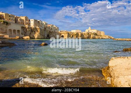 Gargano Küste: bucht von Vieste, (Apulien) Italien. Panoramablick auf die Altstadt: Das mittelalterliche Zentrum liegt auf einer kleinen felsigen Halbinsel. Stockfoto