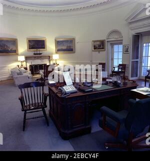 White House Zimmer: Oval Office. Präsident John F. Kennedyu0027s Schreibtisch im Oval Office, White House, Washington, D.C. Stockfoto