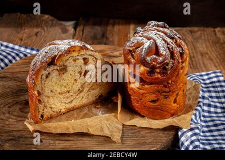 Osterkuchen Kraffin. Kraffine mit Rosinen, kandierten Früchten und Mohn, mit Puderzucker bestreut. Nahaufnahme von hausgemachtem Kuchen. Cruffin. Stockfoto