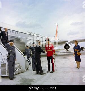 Reise nach Bermuda: Ankunft auf der Kindley Air Force Base, Bermuda, 12:55pm Uhr. Präsident John F. Kennedy schüttelt die Hände mit dem Gouverneur von Bermuda, Generalmajor Sir Julian Gascoigne, bei der Ankunft in Bermuda von Palm Beach, Florida Presidentu2019s. Lady Joyce Gascoigne (Ehefrau des Gouverneurs) steht rechts; US-Außenminister Dean Rusk geht die Stufen der Air Force One links hinunter. Kindley Air Force Base, St. Davidu2019s Island, Bermuda. [Verfärbung ist original auf das Negative] Stockfoto