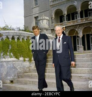 Ausflug nach Bermuda: Baumpflanzung im Government House, Hamilton, Bermuda. Präsident John F. Kennedy und Premierminister von Großbritannien Harold Macmillan gehen die Stufen des Regierungshauses in Hamilton, Bermuda hinunter. Stockfoto