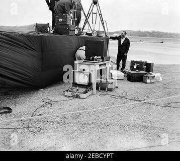 Reise nach Bermuda: Ankunft auf der Kindley Air Force Base, Bermuda, 12:55pm Uhr. Mitarbeiter der White House Army Signal Agency (WHASA) haben Kommunikationsgeräte für Präsident John F. eingerichtet. Kennedyu2019s Ankunft in Bermuda von Palm Beach, Florida. Kindley Air Force Base, St. Davidu2019s Island, Bermuda. [Foto von Dan Lewis] Stockfoto