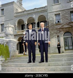 Ausflug nach Bermuda: Baumpflanzung im Government House, Hamilton, Bermuda. Präsident John F. Kennedy und Premierminister von Großbritannien Harold Macmillan stehen auf den Stufen des Regierungshauses in Hamilton, Bermuda. Stockfoto