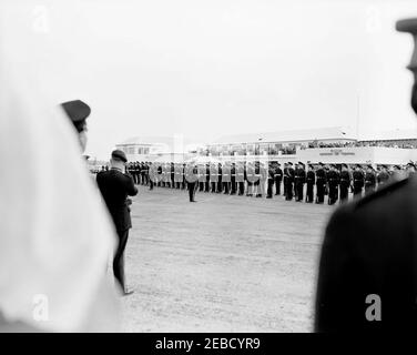 Reise nach Bermuda: Ankunft auf der Kindley Air Force Base, Bermuda, 12:55pm Uhr. Militärtruppen stehen während einer Ankunftszeremonie für Präsident John F. Kennedy auf der Kindley Air Force Base, St. Davidu2019s Island, Bermuda zur Aufmerksamkeit. [Foto von Dan Lewis] Stockfoto