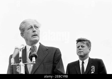 Reise nach Bermuda: Ankunft auf der Kindley Air Force Base, Bermuda, 12:55pm Uhr. Der britische Premierminister Harold Macmillan spricht über Präsident John F. Kennedyu2019s Ankunft in Bermuda von Palm Beach, Florida; Präsident Kennedy hört rechts zu. Kindley Air Force Base, St. Davidu2019s Island, Bermuda. Stockfoto