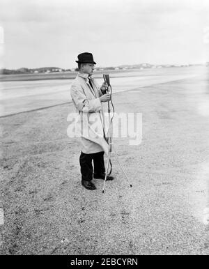 Reise nach Bermuda: Ankunft auf der Kindley Air Force Base, Bermuda, 12:55pm Uhr. Joseph W. Culbreth, Mitarbeiter der White House Army Signal Agency (WHASA), stellt ein Mikrofon zur Vorbereitung auf die Ankunft von Präsident John F. Kennedyu2019s in Bermuda aus Palm Beach, Florida, auf. Kindley Air Force Base, St. Davidu2019s Island, Bermuda. [Foto von Dan Lewis] Stockfoto