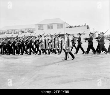 Reise nach Bermuda: Ankunft auf der Kindley Air Force Base, Bermuda, 12:55pm Uhr. Militärtruppen marschieren in einer Ankunftszeremonie für Präsident John F. Kennedy auf der Kindley Air Force Base, St. Davidu2019s Island, Bermuda. [Foto von Dan Lewis] Stockfoto