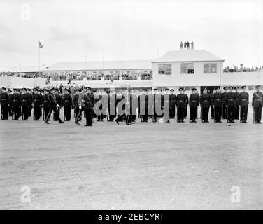 Reise nach Bermuda: Ankunft auf der Kindley Air Force Base, Bermuda, 12:55pm Uhr. Präsident John F. Kennedy (Mitte) inspiziert militärische Truppen bei seiner Ankunft in Bermuda von Palm Beach, Florida. Gouverneur von Bermuda General Sir Julian Gascoigne geht nach links. Kindley Air Force Base, St. Davidu2019s Island, Bermuda. [Foto von Dan Lewis] Stockfoto