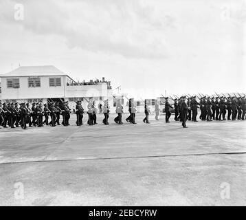 Reise nach Bermuda: Ankunft auf der Kindley Air Force Base, Bermuda, 12:55pm Uhr. Militärtruppen marschieren in einer Ankunftszeremonie für Präsident John F. Kennedy auf der Kindley Air Force Base, St. Davidu2019s Island, Bermuda. [Foto von Dan Lewis] Stockfoto