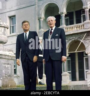 Ausflug nach Bermuda: Baumpflanzung im Government House, Hamilton, Bermuda. Präsident John F. Kennedy und Premierminister von Großbritannien Harold Macmillan stehen auf den Stufen des Regierungshauses in Hamilton, Bermuda. Stockfoto