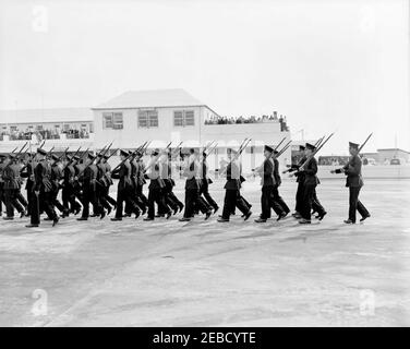 Reise nach Bermuda: Ankunft auf der Kindley Air Force Base, Bermuda, 12:55pm Uhr. Militärtruppen marschieren in einer Ankunftszeremonie für Präsident John F. Kennedy auf der Kindley Air Force Base, St. Davidu2019s Island, Bermuda. [Foto von Dan Lewis] Stockfoto