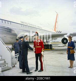 Reise nach Bermuda: Ankunft auf der Kindley Air Force Base, Bermuda, 12:55pm Uhr. Präsident John F. Kennedy schüttelt die Hände mit dem Gouverneur von Bermuda, Generalmajor Sir Julian Gascoigne, bei der Ankunft in Bermuda von Palm Beach, Florida Presidentu2019s. Lady Joyce Gascoigne (Frau des Gouverneurs) steht rechts mit Air Force One im Hintergrund. Kindley Air Force Base, St. Davidu2019s Island, Bermuda. Stockfoto