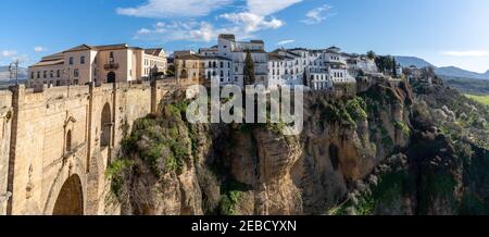 Ronda, Spanien - 1. Februar 2021: Blick auf die Altstadt von Ronda und den Puente Nuevo über die Schlucht El Tajo Stockfoto