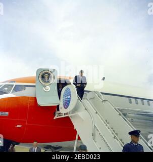 Reise nach Bermuda: Ankunft auf der Kindley Air Force Base, Bermuda, 12:55pm Uhr. Präsident John F. Kennedy (mit Hut) tritt von Air Force One bei seiner Ankunft in Bermuda von Palm Beach, Florida. US-Außenminister Dean Rusk steht in der Tür des Flugzeugs. Kindley Air Force Base, St. Davidu2019s Island, Bermuda. Stockfoto