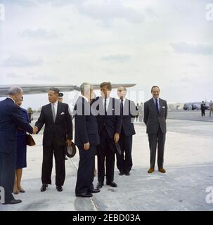 Reise nach Bermuda: Ankunft auf der Kindley Air Force Base, Bermuda, 12:55pm Uhr. Präsident John F. Kennedy spricht mit dem britischen Premierminister Harold Macmillan bei der Ankunft Presidentu2019s in Bermuda von Palm Beach, Florida. L-R: US-Außenminister Dean Rusk; Lady Joyce Gascoigne (Ehefrau des Gouverneurs von Bermuda, Generalmajor Sir Julian Gascoigne), teilweise verborgen; nicht identifiziert; Premierminister Macmillan; Präsident Kennedy; britischer Außenminister und Earl of Home Alec Douglas-Home; britischer Botschafter in den Vereinigten Staaten Sir David Ormsby-Gore. Kindley Air Force Base, St. D. Stockfoto