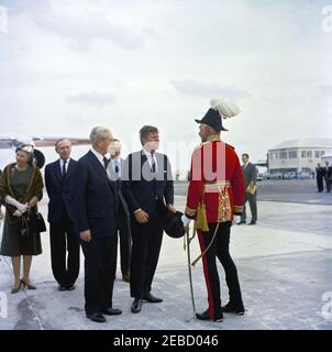 Reise nach Bermuda: Ankunft auf der Kindley Air Force Base, Bermuda, 12:55pm Uhr. Präsident John F. Kennedy (mit Hut) spricht mit Gouverneur von Bermuda, Generalmajor Sir Julian Gascoigne, bei der Ankunft in Bermuda Presidentu2019s von Palm Beach, Florida. L-R: Nicht identifiziert; britischer Minister für auswärtige Angelegenheiten und Earl of Home Alec Douglas-Home; Premierminister von Großbritannien Harold Macmillan; britischer Botschafter in den Vereinigten Staaten Sir David Ormsby-Gore; Präsident Kennedy; Gouverneur Gascoigne. Kindley Air Force Base, St. Davidu2019s Island, Bermuda. Stockfoto