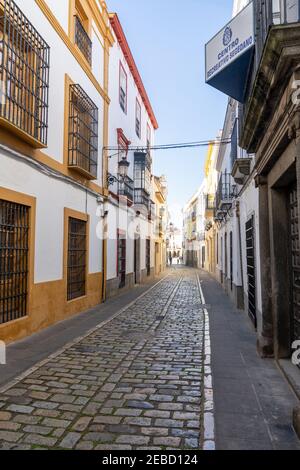 Zafra, Spanien - 29. Januar 2021: Schmale Gasse in der historischen Altstadt von Zafra in Extremadura Stockfoto