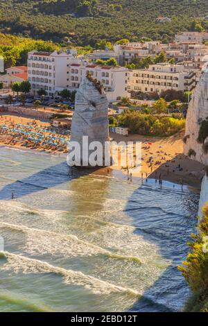 Gargano Küste: bucht von Vieste, (Apulien) ITALIEN. Castello Strand:Es wird von der schwäbischen Burg und dem Pizzomunno Monolith überschattet Stockfoto