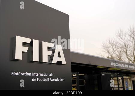 FIFA-Wegweiser am Eingang für die Besucher, die sie in der Zentrale in Zürich begrüßen. Es gibt einen vollständigen Namen des Vereins in Französisch. Stockfoto