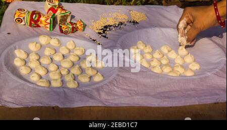 Bengalische sonnengetrocknete handgemachte Knödel oder bori aus roter Linse Und schwarzes Gramm auf weißem Tuch für drying.beautiful Foto gehalten Zeigt lokale bengali vi Stockfoto