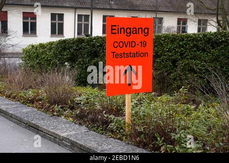 Covid-19 Testzentrum oder Station im Universitätsklinikum Zürich, Schweiz. Wegweiser in orange und in deutscher Sprache mit Wegweiser. Stockfoto