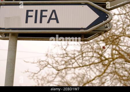 FIFA-Verkehrsschild mit Wegweiser zum Hauptsitz der internationalen Fußballorganisation in Zürich, Schweiz. Stockfoto