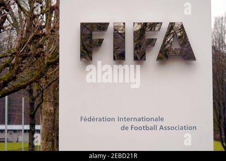 Detail des FIFA-Wegweisschildes zur Ankündigung und Information über den Hauptsitz in Zürich. Es gibt einen vollständigen Namen des Vereins auf Französisch. Stockfoto