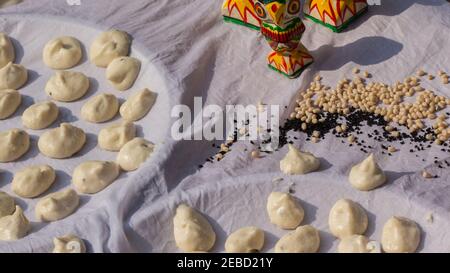 Bengalische sonnengetrocknete Knödel oder bori aus roter Linse und schwarzem Gramm auf weißem Tuch zum Trocknen gehalten. Wunderschön dekoriertes Foto zeigt lokale bengalen Stockfoto