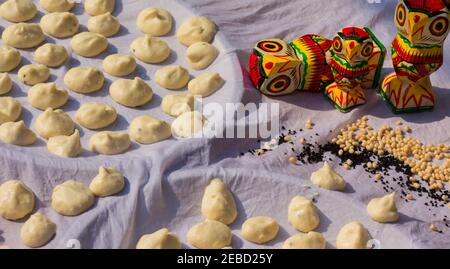 Bengalische sonnengetrocknete Knödel oder bori aus roter Linse und schwarzem Gramm auf weißem Tuch zum Trocknen gehalten. Wunderschön dekoriertes Foto zeigt lokale bengalen Stockfoto