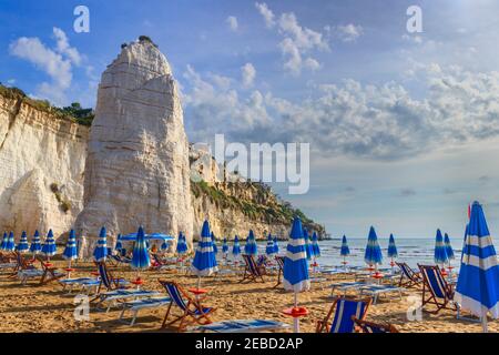 Gargano Küste: bucht von Vieste, (Apulien) ITALIEN. Castello Strand:Es wird von der schwäbischen Burg und dem Pizzomunno Monolith überschattet Stockfoto