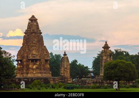 Khajuraho, Madhya Pradesh, Indien : Sonnenuntergangsansicht der Vishvanatha (links) und Parvati (rechts) Tempel Teil der westlichen Gruppe der UNESCO Welt her Stockfoto