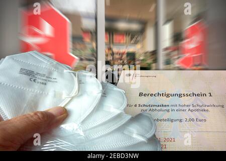 München, Deutschland. Februar 2021, 12th. Themenbild: Zulassungsbescheinigung für 6 FFP2 Schutzmasken mit hoher Schutzwirkung zur Entnahme in einer Apotheke. Quelle: dpa/Alamy Live News Stockfoto