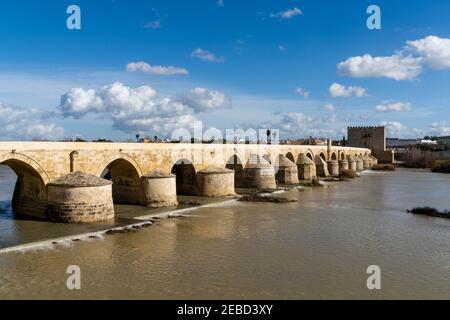 Cordoba, Spanien - 30. Januar 2021: Blick auf die römische Brücke und den Guadalquivir Fluss in Cordoba Stockfoto
