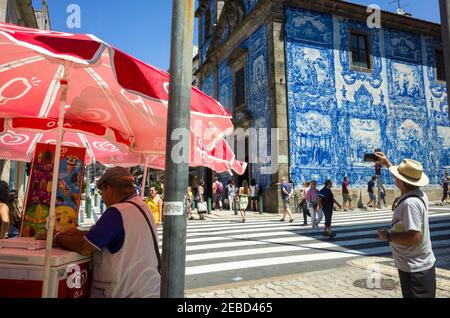 Porto, Portugal : EIN Mann fotografiert die blauen Azulejo-Fliesen von Eduardo Leite an den Wänden der Capela das Almas-Kapelle. Stockfoto