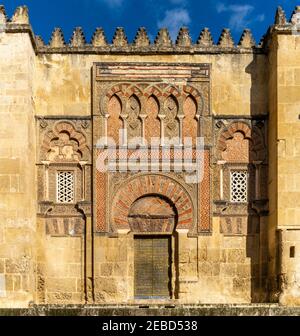 Cordoba, Spanien - 30. Januar 2021: Detailansicht einer Tür und Hufeisenbögen in der Moschee Kathedrale von Cordoba Stockfoto