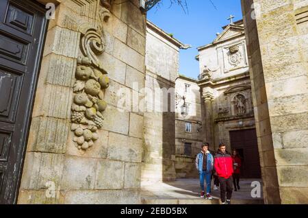 Santiago de Compostela, PROVINZ Coruña, Galicien, Spanien - 12. Februar 2020 : die Menschen gehen am Haus Casa Da Parra auf dem Platz Praza da Quintana vorbei Stockfoto