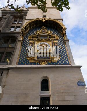 Tour de l’Horloge, einer der Türme der Conciergerie, Paris. Der Turm beherbergt die erste öffentliche Uhr in Paris Stockfoto