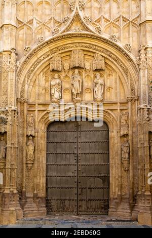 Cordoba, Spanien - 30. Januar 2021: Detailansicht einer Tür der Diözese Cordoba Stockfoto