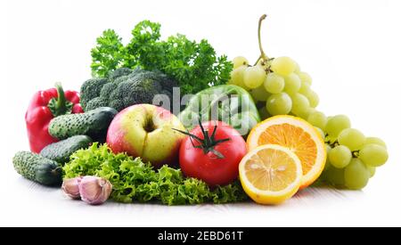 Zusammensetzung mit frischem Gemüse und Früchten auf weißem Hintergrund Stockfoto