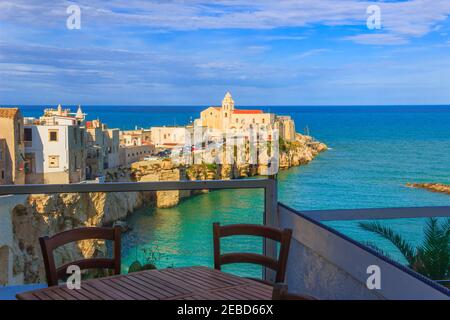 Gargano Küste: bucht von Vieste, (Apulien) Italien. Panoramablick auf die Altstadt: Das mittelalterliche Zentrum liegt auf einer kleinen felsigen Halbinsel. Stockfoto