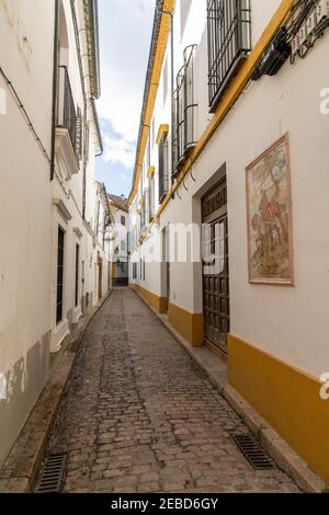 Cordoba, Spanien - 30 Januar, 2021: Enge und menschenleere Straße in der Altstadt von Cordoba Stockfoto