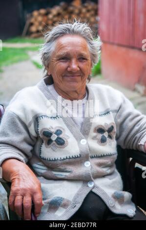 5-16-2018. Lomnicka, Slowakei. Roma oder Zigeuner alte Frau auf einem Rollstuhl in einer Gemeinschaft im Herzen der Slowakei, leben in elenden Bedingungen. Stockfoto