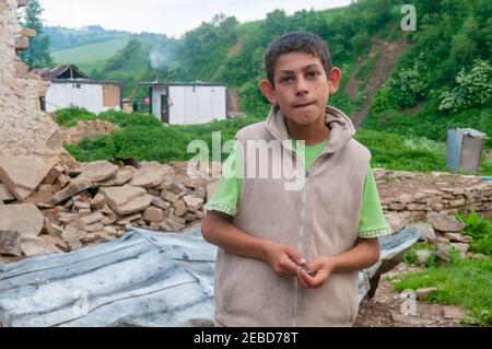 05-16-2018. Lomnicka, Slowakei. Roma oder Zigeunerkind, das in einer verlassenen Gemeinschaft im Herzen der Slowakei lebt und unter elenden Bedingungen lebt. Stockfoto