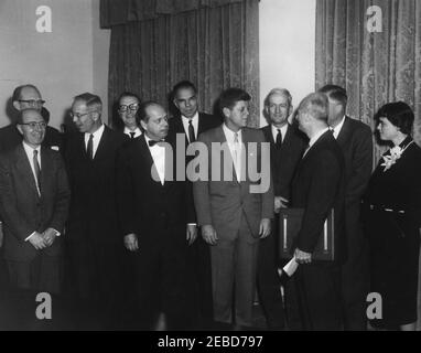 Verleihung des Enrico Fermi-Preises an Dr. Hans Bethe, 12:27pm Uhr. Verleihung des Enrico Fermi-Preises an Dr. Hans Bethe. L-R: Mitglieder des Allgemeinen Beratenden Ausschusses der Atomenergiekommission (AEC), Dr. Eugene Wigner, Dr. Willard Libby (hinten), Dr. Manson Benedict; zwei nicht identifizierte; Vorsitzender der AEC, Glenn T. Seaborg; Präsident John F. Kennedy; Mitglied des Allgemeinen Beratenden Ausschusses der AEC, Dr. Norman F. Ramsey; Dr. Bethe (mit dem Kopf gedreht); Rose Bethe (Frau von Dr. Bethe). Cabinet Room, White House, Washington, D.C. Stockfoto