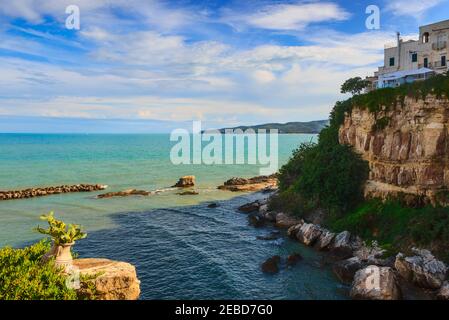 Gargano Küste: bucht von Vieste, (Apulien) Italien. Panoramablick auf die Altstadt: Das mittelalterliche Zentrum liegt auf einer kleinen felsigen Halbinsel. Stockfoto