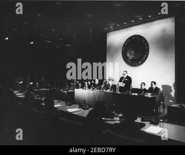 Ansprache an den Interamerikanischen Wirtschafts- und Sozialrat, 5:05pm Uhr. Carlos A. Clulow, Botschafter Uruguays und Präsident des Interamerikanischen Wirtschafts- und Sozialrates, spricht bei der ersten Sitzung des Interamerikanischen Wirtschafts- und Sozialrates. (L-R) zwei nicht identifizierte Männer; Präsident John F. Kennedy; Botschafter Clulow; Dr. Josu00e9 Mora, Generalsekretär der Organisation der amerikanischen Staaten (OAS); und ein nicht identifizierter Mann. Pan American Union Building, Washington, D.C. Stockfoto